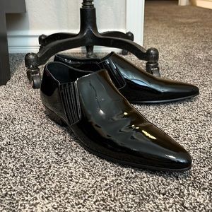 Mens Saint Laurent black patent leather shoes, size 42